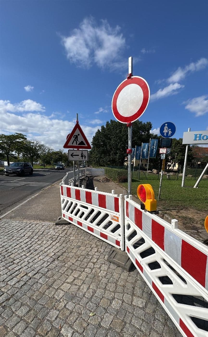 Gehwegsperrung mit Absperrschranken, Warnleuchten und Zeichen Arbeitsstelle mit Hinweis für Fußgänger an der Fürstenhainer Straße in Dresden